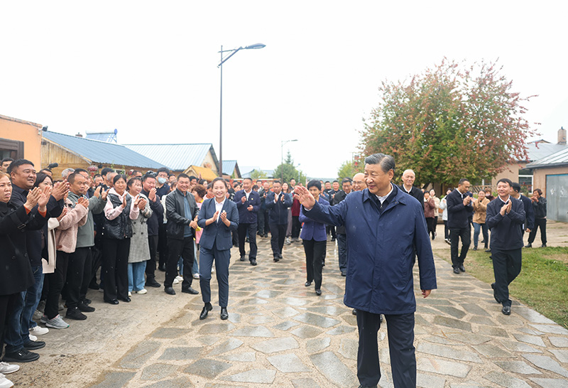 9月6日至8日，中共中央總書記、國家主席、中央軍委主席習(xí)近平在黑龍江考察。這是6日下午，習(xí)近平在大興安嶺地區(qū)漠河市北極村考察時(shí)，向當(dāng)?shù)厝罕姄]手致意。