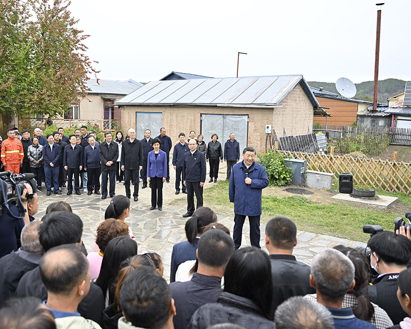 9月6日至8日，中共中央總書記、國家主席、中央軍委主席習(xí)近平在黑龍江考察。這是6日下午，習(xí)近平在大興安嶺地區(qū)漠河市北極村考察時(shí)，同當(dāng)?shù)厝罕娪H切交流。