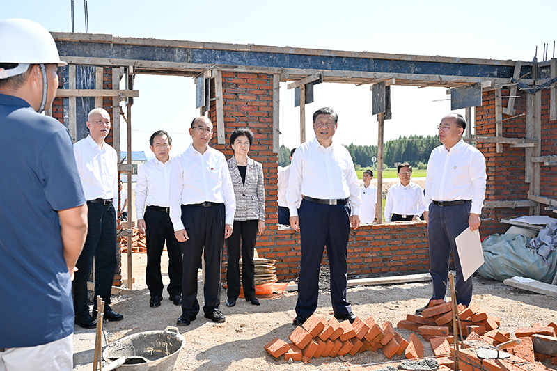 9月6日至8日，中共中央總書記、國家主席、中央軍委主席習(xí)近平在黑龍江考察。這是7日上午，習(xí)近平在遭受洪澇災(zāi)害的哈爾濱尚志市老街基鄉(xiāng)龍王廟村，察看水毀房屋重建情況。